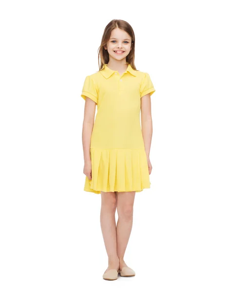 Sorridente bambina in abito giallo — Foto Stock