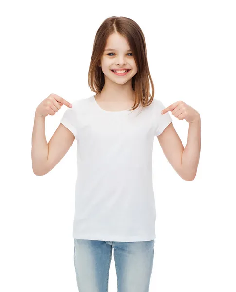 Усміхнена маленька дівчинка в порожній білій футболці Стокове Зображення
