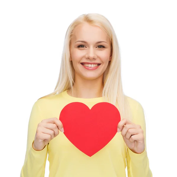 Femme souriante au cœur rouge — Photo