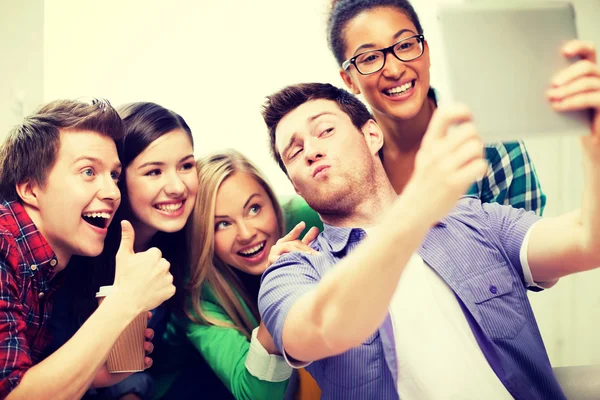 Estudiantes haciendo foto con la tableta PC en la escuela —  Fotos de Stock