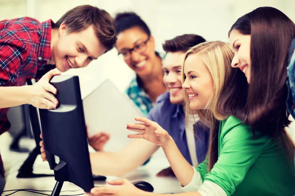 Schüler schauen in der Schule auf Computermonitor — Stockfoto