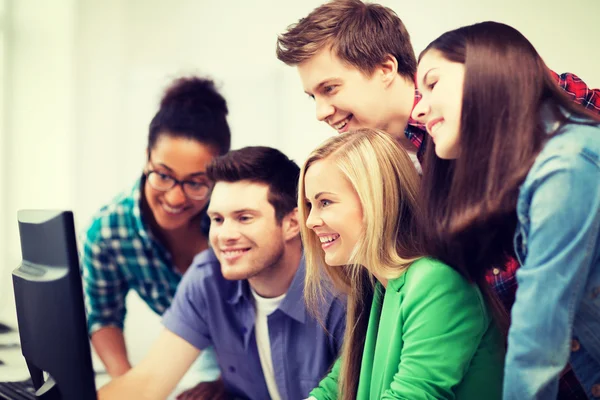 Schüler schauen in der Schule auf Computermonitor — Stockfoto