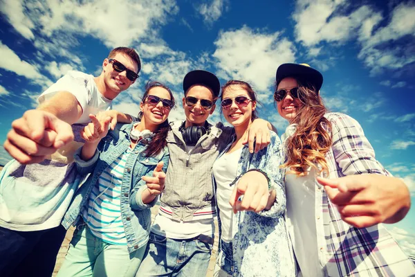 Smiling teenagers in sunglasses hanging outside — Stock Photo, Image