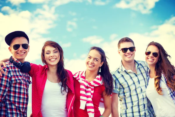 Groep van lachende tieners opknoping uit — Stockfoto