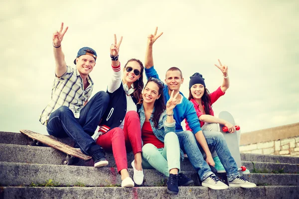 Gruppo di adolescenti sorridenti che escono — Foto Stock