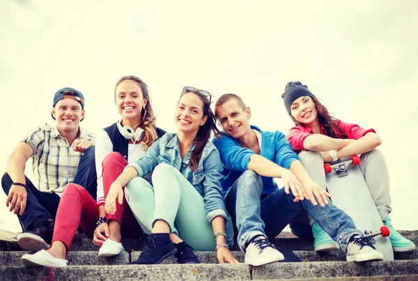 Grupp leende tonåringar umgås — Stockfoto