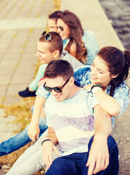 Grup de adolescenți zâmbitori agățat afară — Fotografie, imagine de stoc