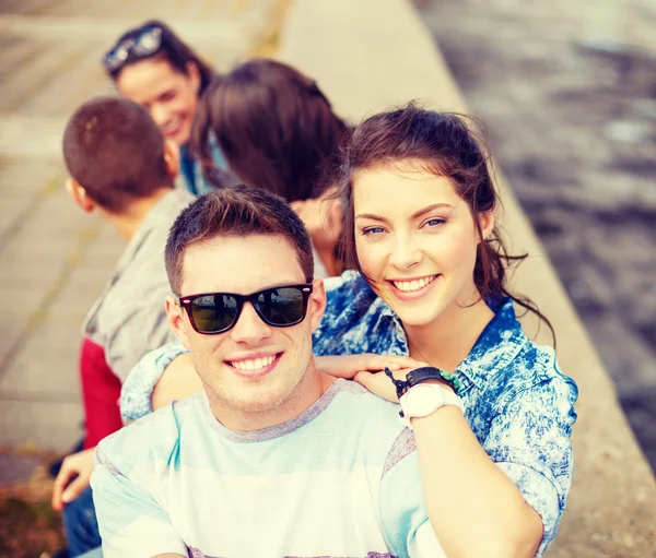 Sonriendo adolescentes en gafas de sol divirtiéndose al aire libre —  Fotos de Stock