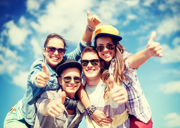 Lachende tieners in zonnebril opknoping buiten — Stockfoto