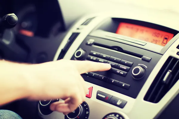 Homme utilisant le système audio stéréo de voiture — Photo