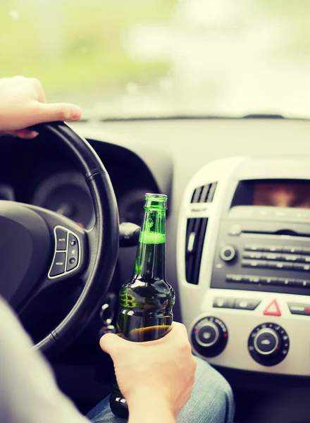 Man drinking alcohol while driving the car — Stock Photo, Image