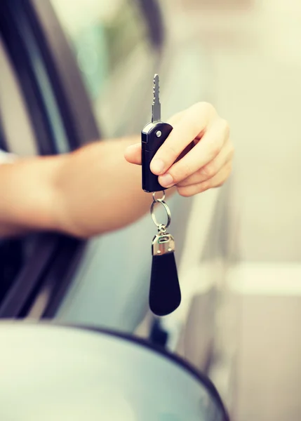 Hombre con llave de coche afuera — Foto de Stock