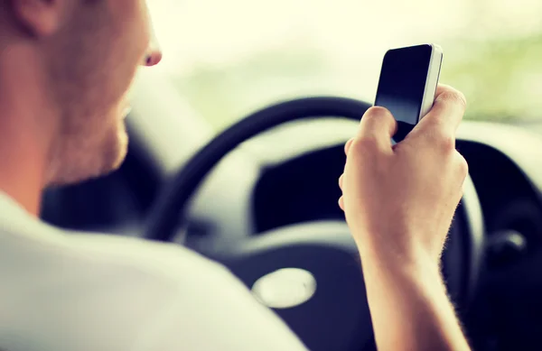 Hombre usando el teléfono mientras conduce el coche —  Fotos de Stock