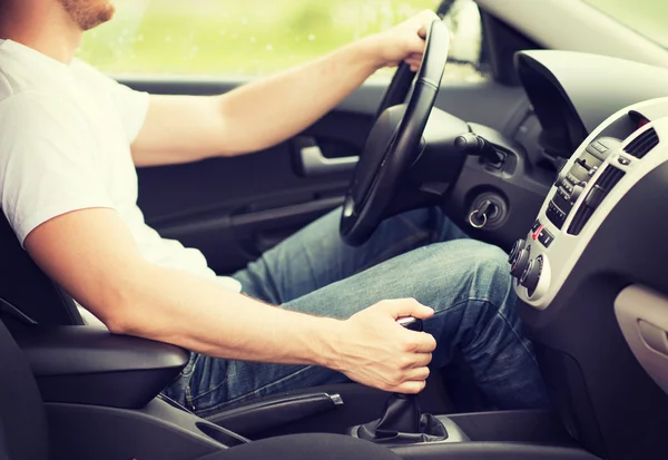 Homem mudando a engrenagem na caixa de velocidades manual do carro — Fotografia de Stock