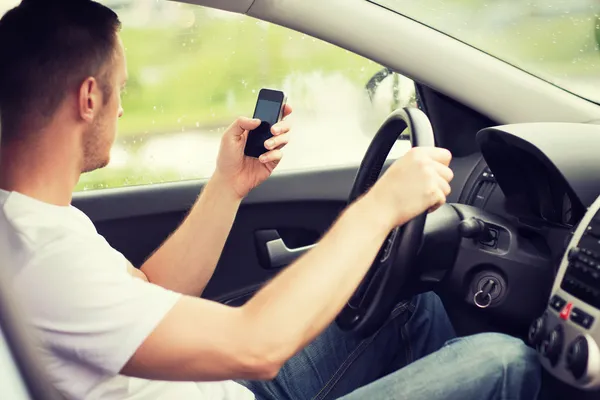 Homem usando telefone enquanto dirige o carro — Fotografia de Stock