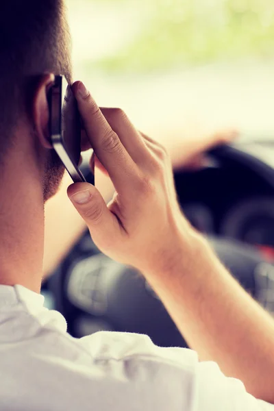 Man met behulp van telefoon tijdens het besturen van de auto — Stockfoto