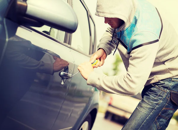 Ladrón rompiendo la cerradura del coche — Foto de Stock