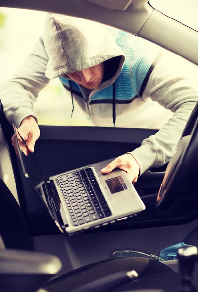 Ladrão roubando laptop do carro — Fotografia de Stock