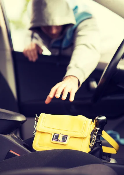 Tjuven stjäl väska från bilen — Stockfoto