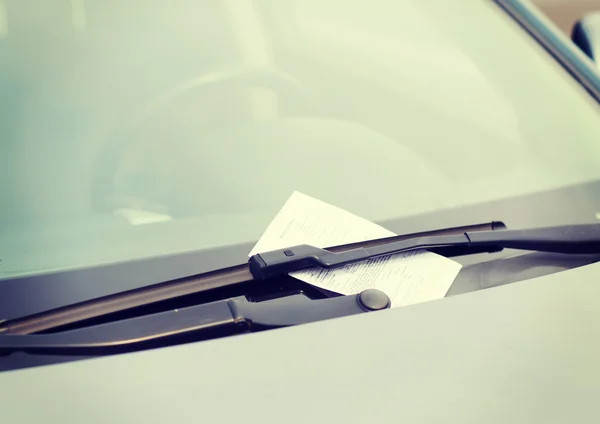 Bilhete de estacionamento no pára-brisas do carro — Fotografia de Stock