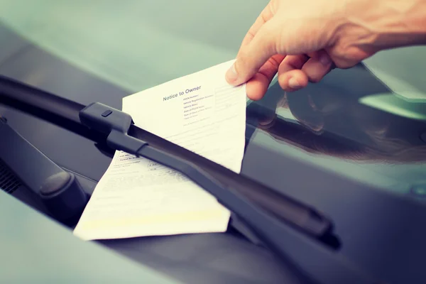 Parking ticket on car windscreen — ストック写真