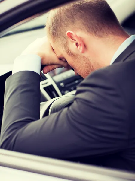 Fáradt üzletember vagy taxival a személygépkocsi-vezető — Stock Fotó