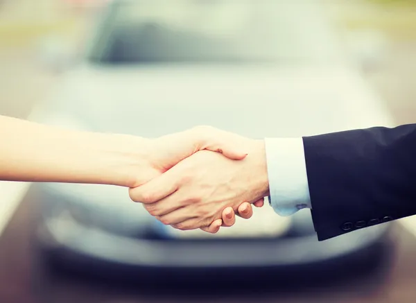 Customer and salesman shaking hands — Stock Photo, Image