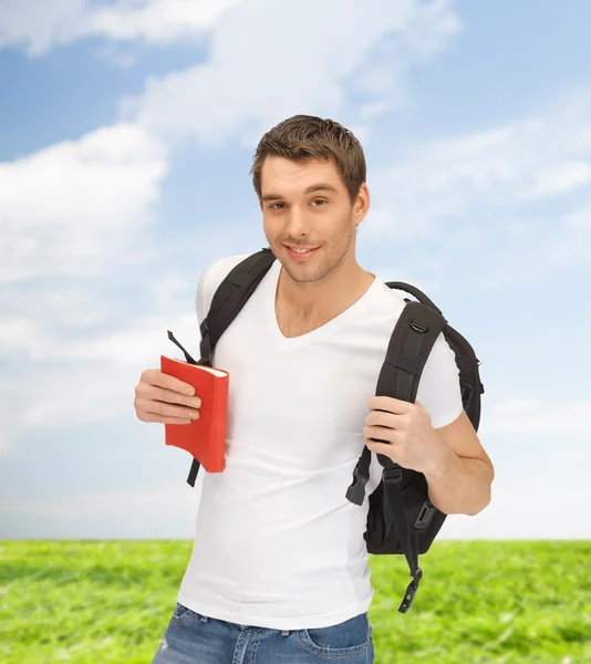 Estudante viajante com mochila e livro — Fotografia de Stock