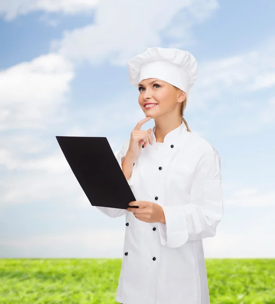 Chef femme souriante avec papier blanc noir — Photo