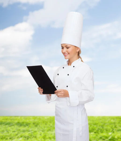 Chef sonriente con papel en blanco negro —  Fotos de Stock