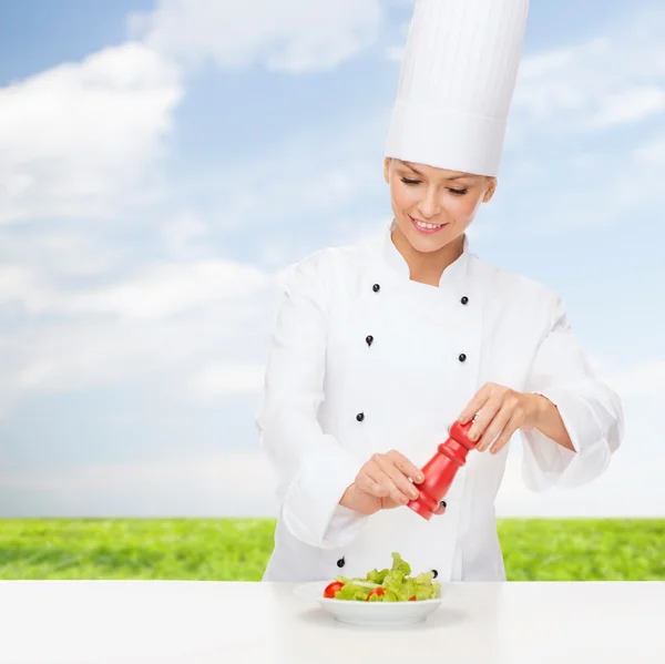 Femme chef souriante avec préparation de salade — Photo