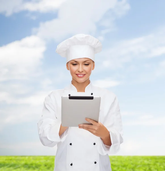 Glimlachend vrouwelijke chef-kok met tablet pc-computer — Stockfoto