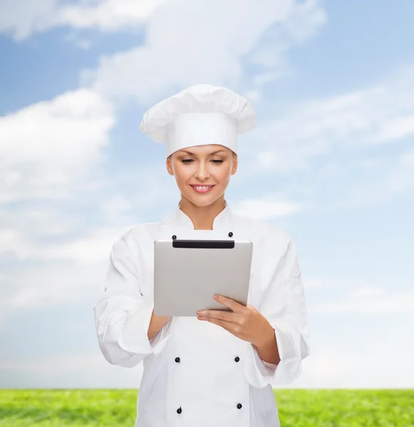 Sorrindo chef feminino com computador tablet pc — Fotografia de Stock