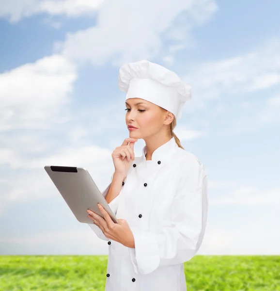 Chef femme souriante avec tablette PC — Photo