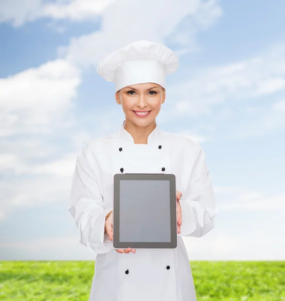 Chef femenino sonriente con pantalla en blanco tablet pc — Foto de Stock