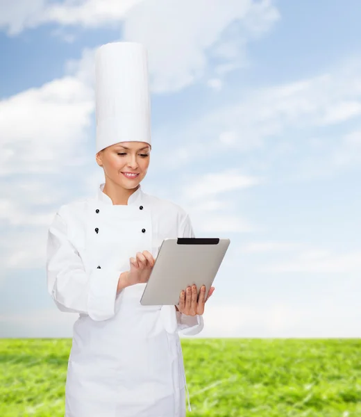 Sorrindo chef feminino com computador tablet pc — Fotografia de Stock