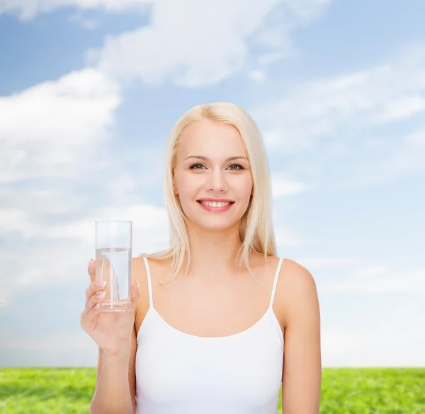 Jonge lachende vrouw met glas water — Stockfoto