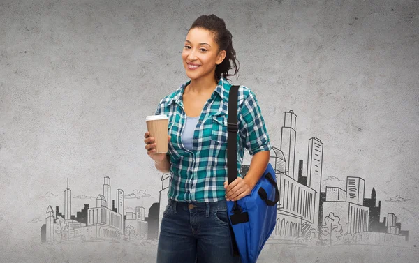 Estudiante sonriente con bolsa y tomar taza de café —  Fotos de Stock