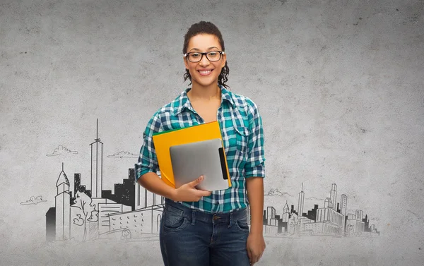 Estudiante en gafas con carpetas y tableta pc — Foto de Stock