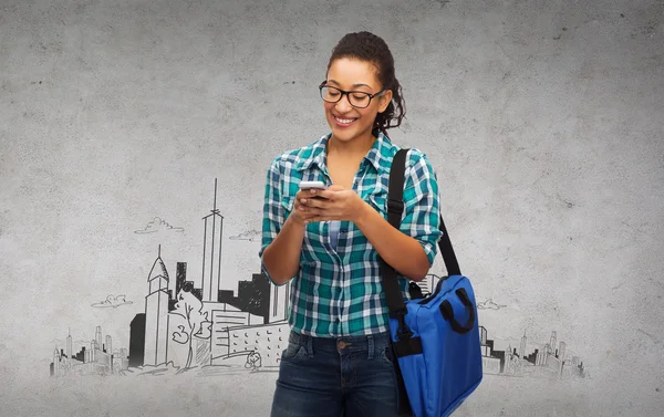 Студент в очках со смартфоном и сумкой — стоковое фото