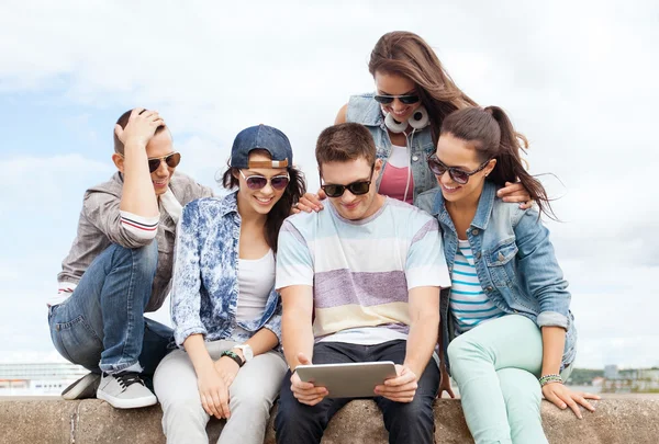 Gruppe Jugendlicher schaut auf Tablet-PC — Stockfoto