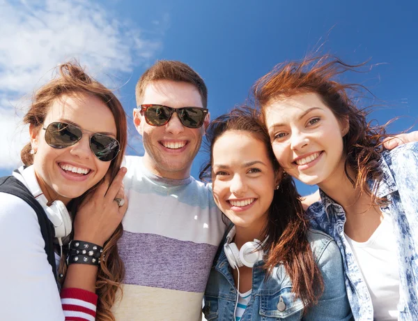 Grupp tonåringar utanför — Stockfoto