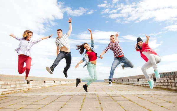 Grupp tonåringar hoppning — Stockfoto