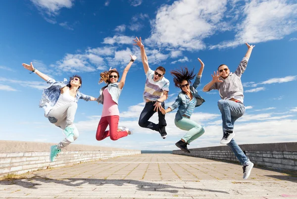 Grupp tonåringar hoppning — Stockfoto