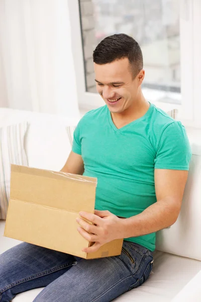 Hombre con cajas de cartón en casa —  Fotos de Stock