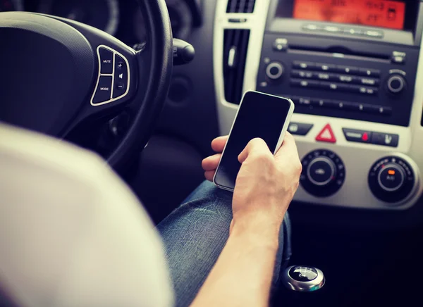 Man met behulp van telefoon tijdens het besturen van de auto Stockafbeelding