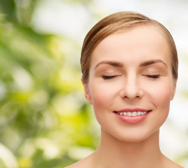 Gesicht einer schönen Frau mit geschlossenen Augen — Stockfoto