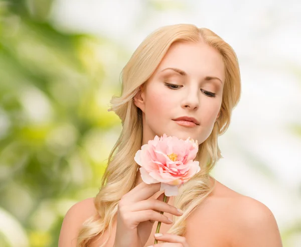 Mulher encantadora com flor de peônia — Fotografia de Stock