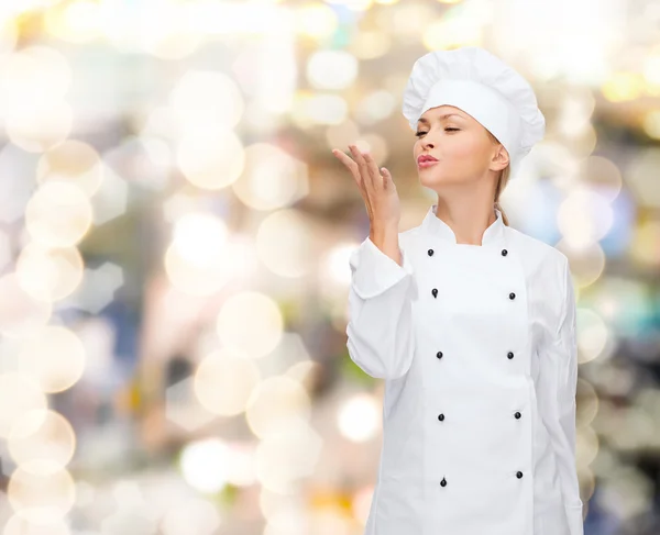 Sorridente chef femminile mostrando delizioso segno — Foto Stock