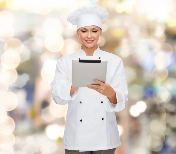 Sorrindo chef feminino com computador tablet pc — Fotografia de Stock